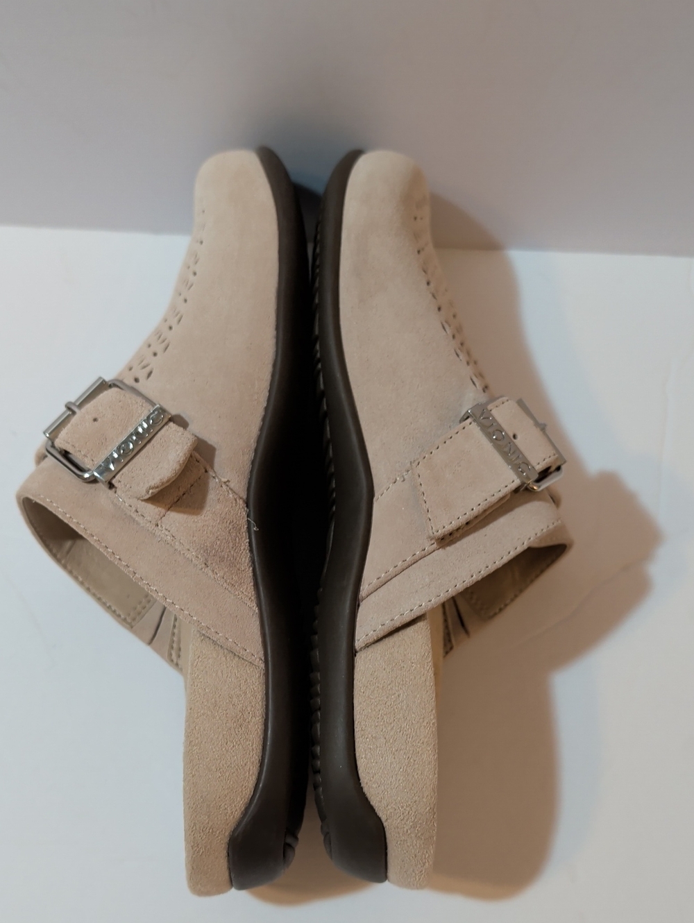 Vionic Moca Mules Women's Beige Suede Perforated Mule Adjustable Buckle Size 8 - Picture 5 of 10